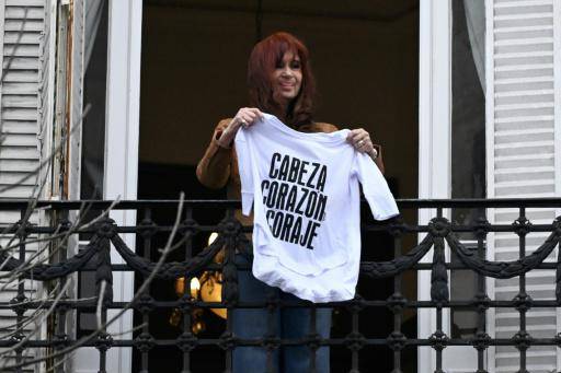 Kirchner enfrenta un nuevo juicio por corrupción en medio de una crisis del peronismo en Argentina