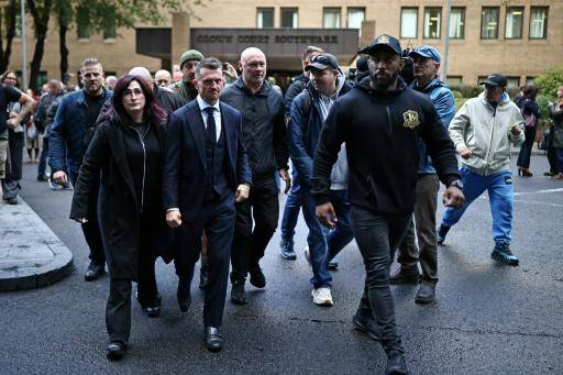 Juicio contra un activista británico de extrema derecha por acosar a periodistas