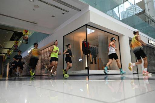 En Singapur, runners corren en centros comerciales para huir de la contaminación