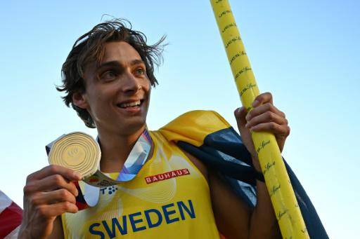 El saltador de pértiga sueco Armand Duplantis celebra su medalla de oro y su récord en el Mundial de Atletismo de Eugene (Oregón, EEUU) el 24 de julio de 2022