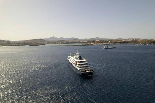 Países Bajos intentará repatriar a dos enfermos de crucero con presunto brote de hantavirus