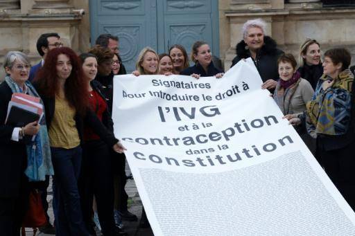 Francia da un primer paso para consagrar el aborto como un derecho constitucional