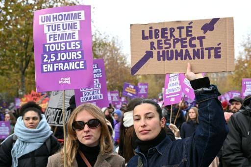 Un hombre mata a una mujer cada 2,5 días en Francia y Libertad, respeto, humanidad, claman unas manifestantes durante una protesta en París contra la violencia contra las mujeres, el 22 de noviembre de 2025