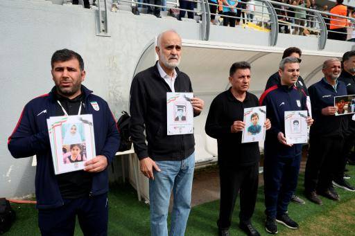 Jugadores de Irán homenajean a niños víctimas de la guerra