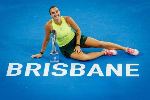 La tenista bielorrusa Aryna Sabalenka celebra su victoria en la final del torneo de Brisbane, en Australia, el 11 de enero de 2026