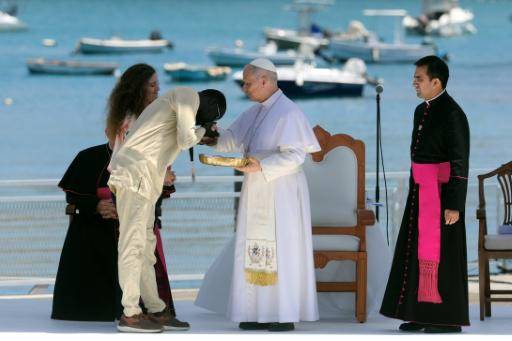 El papa denuncia la indiferencia hacia los inmigrantes en simbólico acto en Canarias