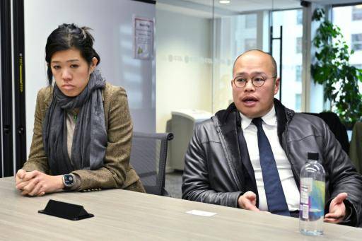 Sebastian Lai (D) y Claire Lai (I), hijos del encarcelado editor de Hong Kong y activista por la democracia Jimmy Lai, hablan durante una visita a la oficina de Agence France-Presse en Washington, DC, el 2 de diciembre de 2025.