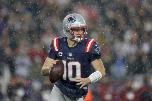 Drake Maye, de los New England Patriots, busca pasar contra los Houston Texans durante el tercer cuarto del partido de la eliminatoria divisional de la AFC en el estadio Gillette el 18 de enero de 2026 en Foxborough, Massachusetts