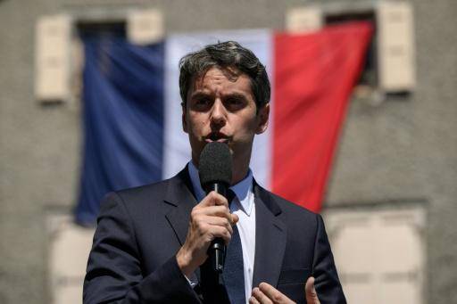 Un ex primer ministro de Macron se declara candidato a la presidencial en Francia