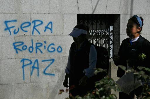 Unas mujeres pasan junto a un grafiti que dice Fuera Rodrigo Paz, en referencia al presidente de Bolivia, en La Paz, el 19 de mayo de 2026