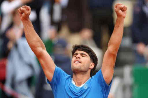 Alcaraz pisa fuerte la tierra y acaba con Báez en Montecarlo