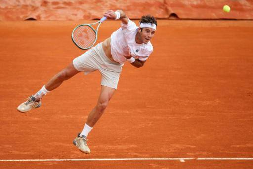 El argentino Etcheverry avanza a octavos del Masters 1000 de Madrid