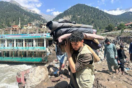 Afganos buscan a decenas de desaparecidos tras devastadoras inundaciones
