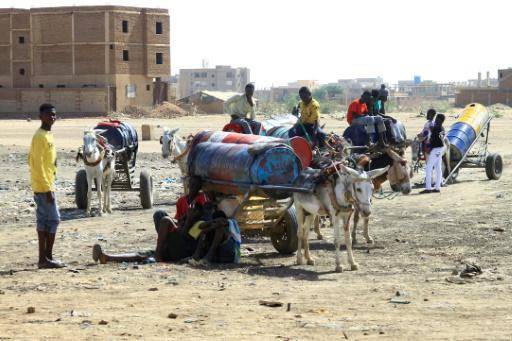 En pleno conflicto, los sudaneses arriesgan su vida para conseguir agua