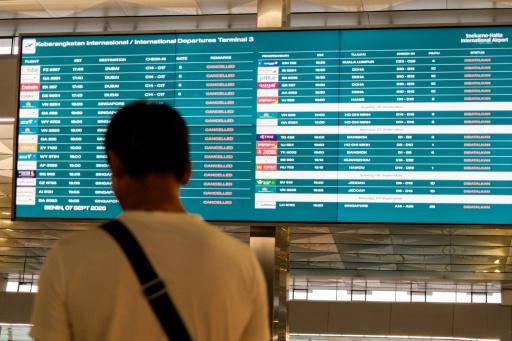 El tráfico aéreo se reanuda gradualmente en Indonesia tras la erupción volcánica
