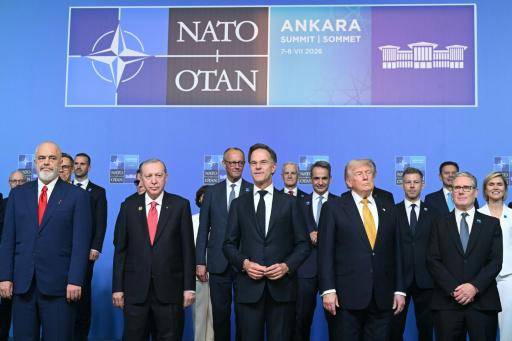 Erdogan regala una pistola con seis balas a los líderes en la cumbre de la OTAN