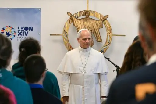 León XIV llama a convivir con dignidad y paz durante visita a migrantes en París