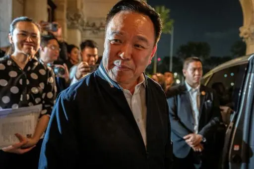 El primer ministro de Tailandia, Anutin Charnvirakul (c), el 12 de diciembre de 2025 en una rueda de prensa en Bangkok