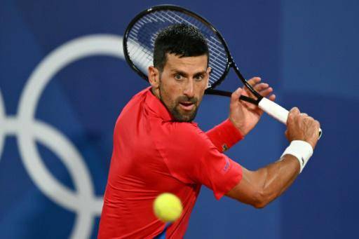 Djokovic arrolla al australiano Ebden en inicio de su camino en París