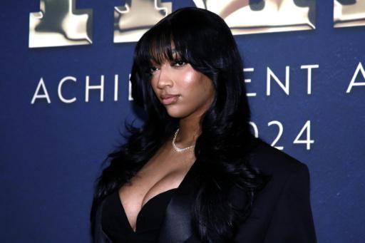 La estrella del baloncesto femenino Angel Reese es transferida a Atlanta