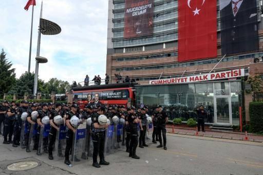 La policía toma por la fuerza la sede del principal partido de oposición en Turquía