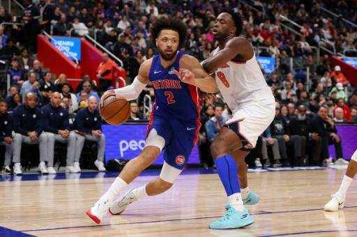 Cade Cunningham, de los Detroit Pistons, defendido por OG Anunoby, de los New York Knicks, en el partido del 5 de enero de 2026