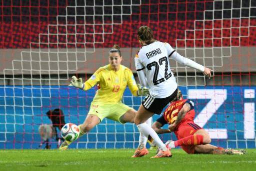 La mediocampista alemana Jule Brand dispara desviado frente a la portera española Cata Coll en la final de ida de la Liga de Naciones femenina de Europa, el 28 de noviembre de 2025, en Kaiserslautern, en el sur de Alemania