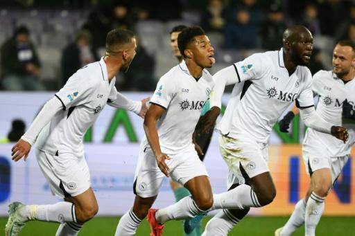 Nápoles gana 3-0 en visita a Fiorentina y se pone líder en solitario
