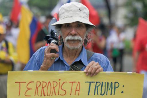 Un manifestante sostiene una pancarta contra el presidente de Estados Unidos, Donald Trump, en una marcha contra el imperialismo y su intervención en Venezuela, el 15 de enero de 2026 en la ciudad colombiana de Cali