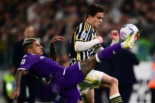 El defensor brasileño de la Fiorentina Dodo trata de despejar el balón junto al delantero turco de la Juventus Kenan Yidliz durante el partido de la Serie A entre ambos equipos en el Allianz Stadium de Turín, el 7 de abril de 2024