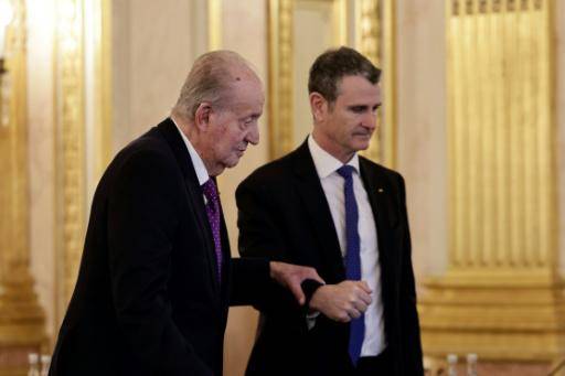 El rey emérito español Juan Carlos I defiende su trayectoria al recibir un premio en Francia