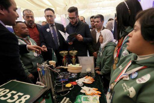 Jóvenes fanáticos de la robótica encuentran esperanza en la golpeada Libia
