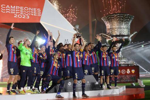 Gavi da la Supercopa de España al Barcelona