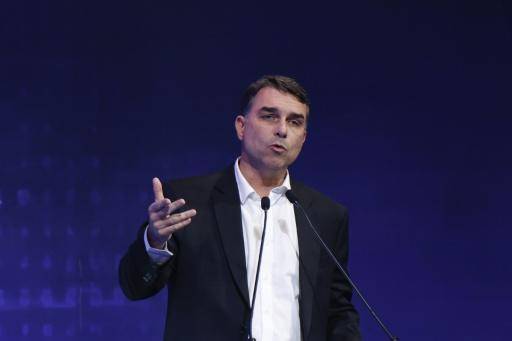 Flávio Bolsonaro advierte a EEUU que imponer aranceles a Brasil favorece a Lula