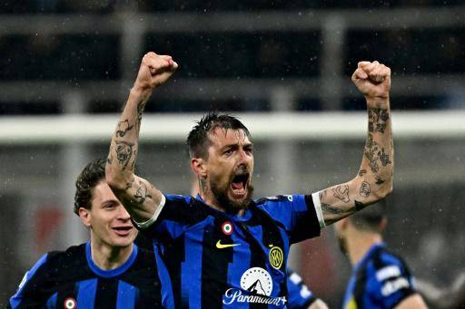 El defensor italiano del Inter de Milán Francesco Acerbi celebra el primer gol marcado por su equipo en el partido de la Serie A contra el AC Milan en San Siro, el 22 de abril de 2024