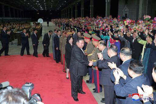 El líder de Corea del Norte, Kim Jong Un (c), es recibido a su regreso de Rusia en la Estación de tren de Pyongyang el 20 de septiembre de 2023