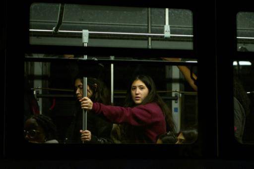 Autoridades retoman búsqueda de tirador que mató a dos personas en universidad de EEUU