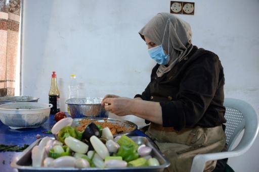 Mujeres iraquíes en Mosul se ganan la independencia en los fogones