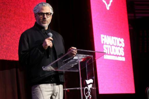 Casey Wasserman interviene en un evento público el 13 de enero de 2026 en Inglewood (California)