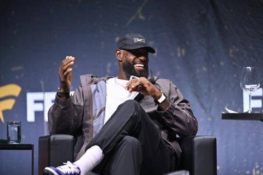 LeBron James y sus Sixers contra los Knicks campeones en el estreno de la NBA