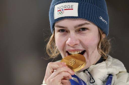 La noruega Anna Odine Stroem muerde su medalla de oro olímpica en saltos de esquí en trampolín pequeño. En Predazzo (norte de Italia), el 7 de febrero de 2026