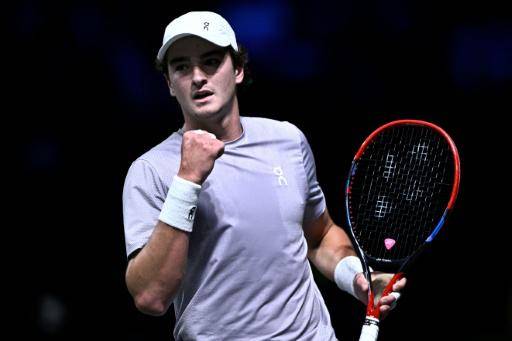 El número 29 del mundo, que ganó títulos en Basilea y Buenos Aires la temporada pasada, se retiró del Abierto de Adelaida