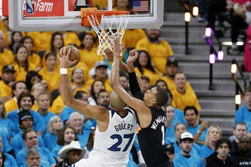 Victor Wembanyama intenta taponar a Rudy Gobert en el primer partido de las semifinales de la Conferencia Oeste entre los San Antonio Spurs y los Minnesota Timberwolves el 4 de mayo de 2026