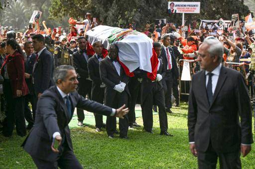 Perú despide una era con masivo y solemne adiós a Fujimori