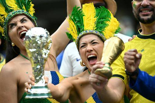Havaianas, camiseta verdeamarela y cerveza en mano: la torcida ríe y sufre en EEUU