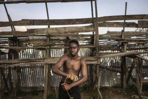 Luchadores de dambe nigerianos conquistan al público con amuletos y talismanes