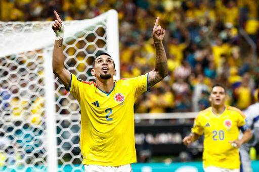 Un defensa con alma de goleador mete a Colombia en dieciseisavos del Mundial