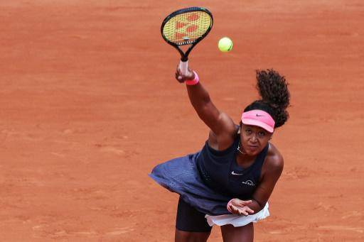 Osaka sobrevive a un debut complicado en Roland Garros y espera a Swiatek
