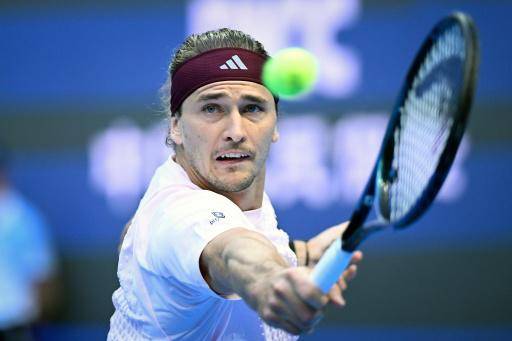 Zverev regresa al circuito con una victoria en el debut en China
