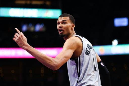 Spurs encadenan diez victorias por primera vez en una década y Pistons baten a Thunder